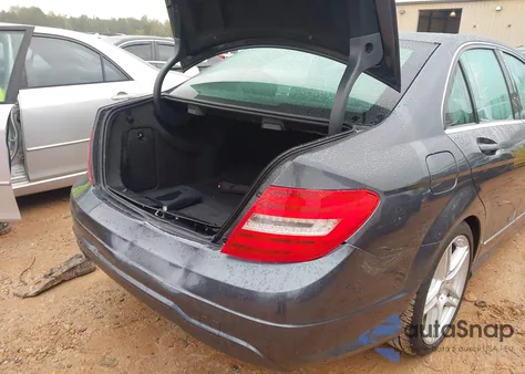 2013 Mercedes-Benz C 250 Sport z USA, uszkodzony, nr VIN WDDGF4HB9DR273388